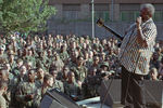 Би Би Кинг во время концерта для военнослужащих НАТО на американской базе в Тузле, Босния и Герцеговина, 1996 год