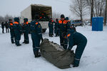 Сотрудники МЧС РФ разворачивают временный лагерь возле шахты Листвяжная в городе Белово, 25 ноября 2021 года