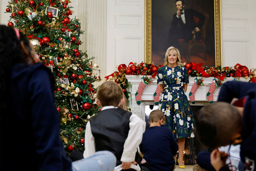 Первая леди США Джилл Байден на&nbsp;праздничном приеме с&nbsp;детьми по&nbsp;случаю оформления Белого дома к&nbsp;Рождеству, 29&nbsp;ноября 2021&nbsp;года