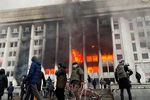 Горящее здание акимата Алматы во время акций протеста, Казахстан, 5 января 2022 года