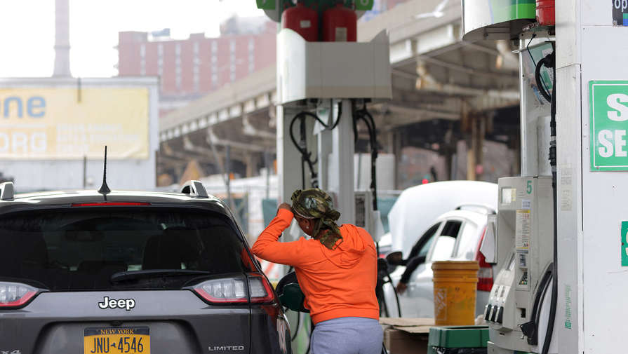 Цены на бензин в США установили новый рекорд, поднявшись до $4,45 за галлон