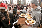Германия. Помощник разносит еду для бездомных в зале Хофбройхауса в Мюнхене 