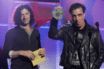 Участники Rammstein Тилль Линдеманн и Кристоф Шнайдер с наградой за лучшую концертную группу на 3-й ежегодной церемонии вручения премии Revolver Golden Gods Awards в Лос-Анджелесе, 2011 год