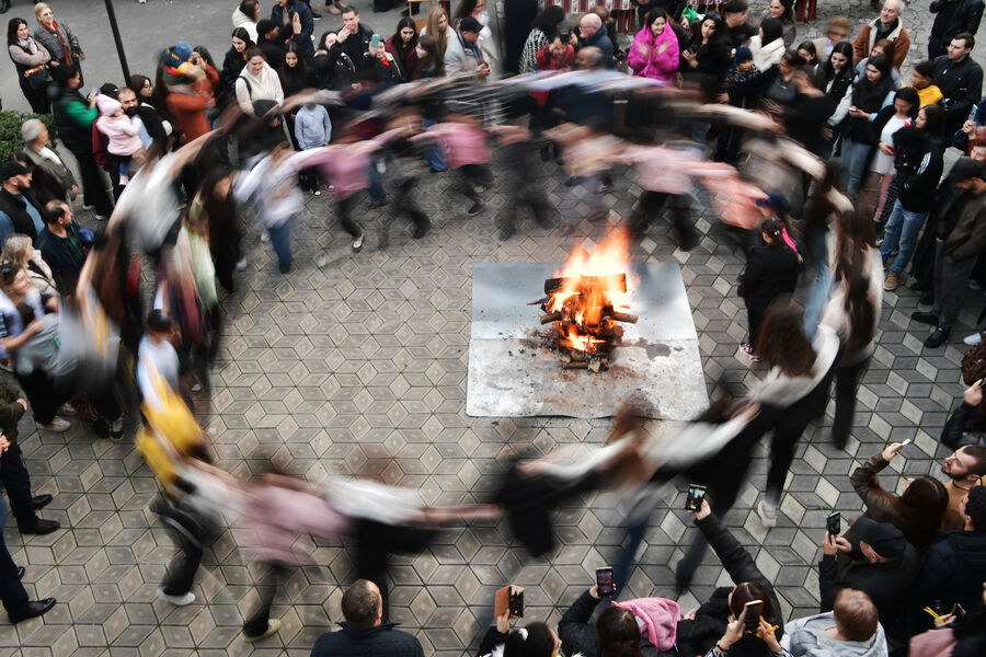 Люди празднуют армянский традиционный праздник Терендез у&nbsp;церкви Святой Рипсиме в&nbsp;Ялте, 13&nbsp;февраля 2024&nbsp;года