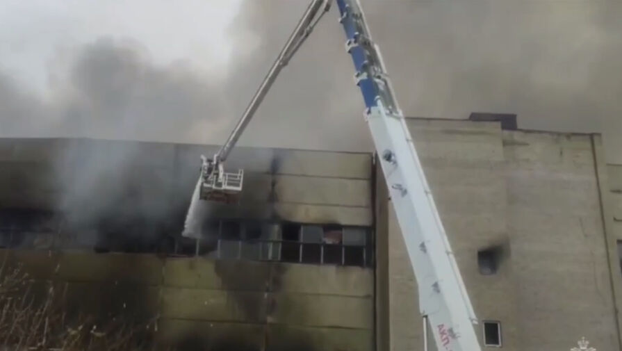 В Новосибирске ликвидировали открытое горение на складе с запчастями
