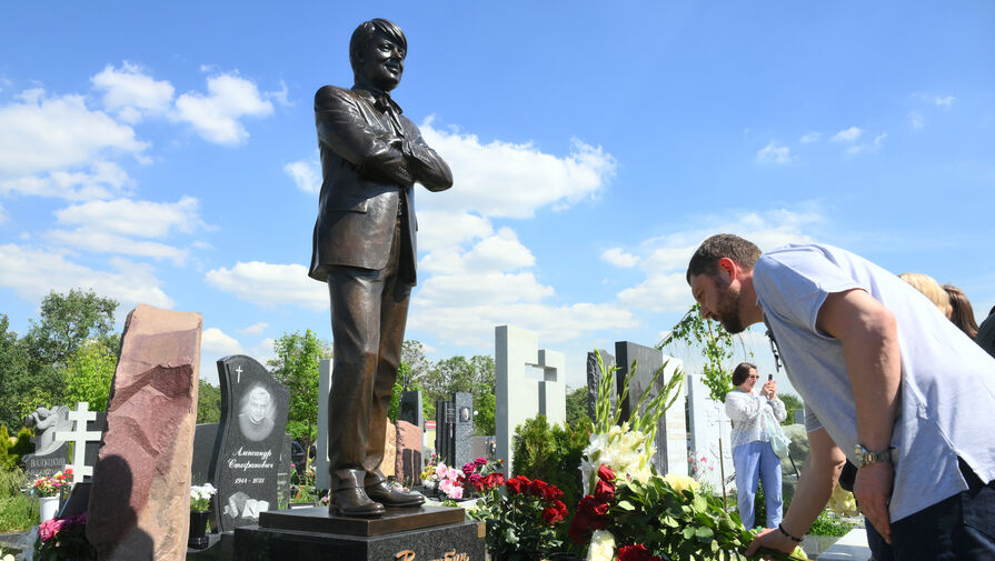 В Москве открыли памятник Юдашкину