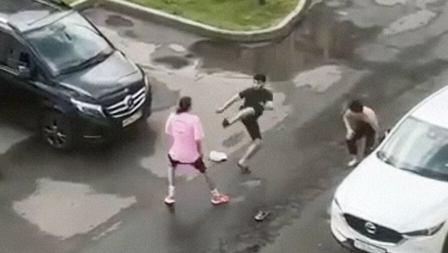 В Москве полуголые мигранты избили мужчину за розовую футболку