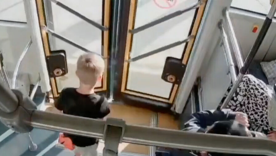 Дети взрывали петарды в салоне автобуса в Ярославле и попали на видео