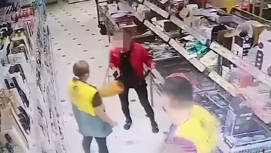 Агрессивная женщина бросалась с ножом на сотрудников магазина и попала на видео