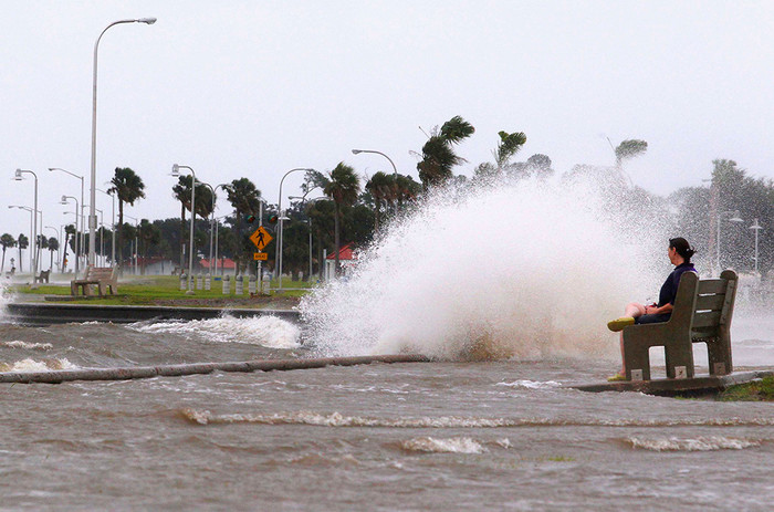 28&nbsp;августа. Жительница Нового Орлеана смотрит на&nbsp;волны, вызванные тропическом штормом Айзек.