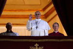 Новоизбранный папа римский Франциск на балконе собора святого Петра