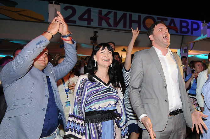Актеры Александр Нестеров, Нонна Гришаева и Максим Виторган (слева направо) на концерте в рамках открытия XXIV Открытого Российского кинофестиваля «Кинотавр»