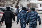 Сотрудники полиции возле московской школы №263