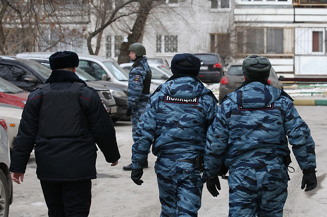 Сотрудники полиции возле московской школы №263