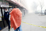 Женщина с ребенком на месте взрыва жилого дома в Нью-Йорке