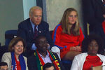 Вице-президент США Джо Байден со своей внучкой наблюдают за матчем сборных США и Ганы