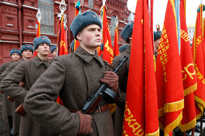 На марше, посвященном 73-й годовщине военного парада 7 ноября 1941 года, на Красной площади