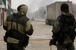 Военнослужащий подразделения специального назначения МВД Чеченской Республики во время проведения спецоперации по обезвреживанию боевиков незаконного вооруженного формирования в Грозном
