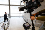 Премьер-министр России Дмитрий Медведев перед началом интервью пяти российским телеканалам в студии телецентра «Останкино»