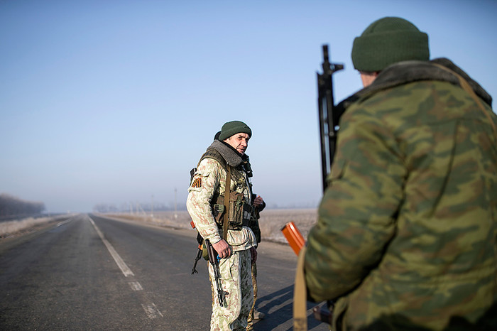 Личный состав вооруженных сил ДНР на&nbsp;страже у&nbsp;контрольно-пропускного пункта вблизи Донецка