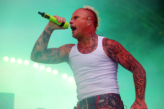 Участник группы The Prodigy Кит Флинт во время выступления