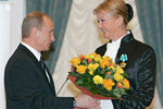 Президент России Владимир Путин вручил в Кремле орден Дружбы актрисе Наталье Селезневой, 2007