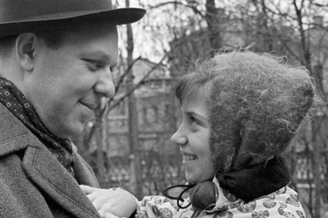 Олег Попов с дочерью Олей, 1965 год