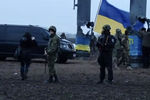 Украинские силовики охраняют поврежденные опоры ЛЭП в Херсонской области