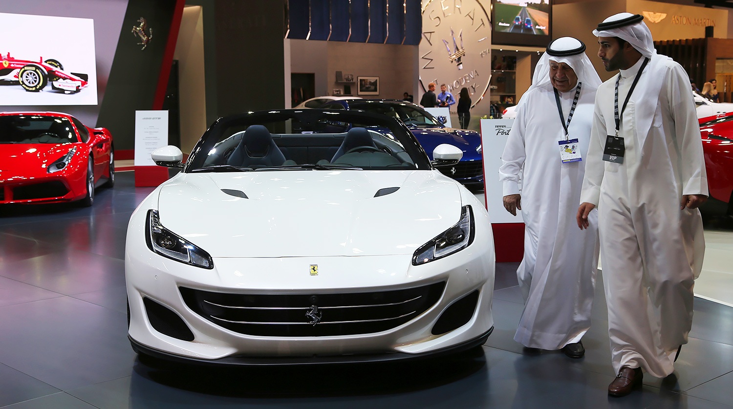 Uae cars. Майбах шейха ОАЭ. Автосалон Бугатти в Дубае. Ламборджини принца арабских эмират. Сауди Шейх Дубай.