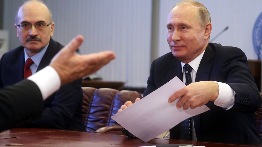 Владимир Путин во время подачи документов для регистрации кандидатом на пост президента РФ в Центральной избирательной комиссии России, 27 декабря 2017 года