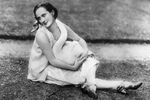 Кроме балета Павлова интересовалась модой и участвовала в фотосъемках для модных домов Берлина и Парижа в 1910-1920 годах. В Лондоне она работала моделью для обувной фирмы «H. & M. Rayne», а также рекламировала меховые изделия. В 1921 году вышел атлас «Павлова», из которого шили драпированные в испанском стиле шали с кистями. На фото: Павлова позирует с лебедем Джеком, 1910 год