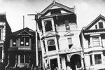 Поврежденные дома на Говард-стрит в Сан-Франциско после землетрясения 18 апреля 1906 года