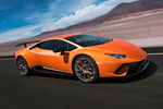 <b>Lamborghini Huracan</b> (годы выпуска: 2014 — настоящее время). Lamborghini Huracan пришел на смену Gallardo. Автомобиль оборудован 5,2-литровым 10-цилиндровым бензиновым атмосферным двигателем мощностью 610 л.с. при 8,250 оборотах и 560 Нм крутящего момента. Разгон до 100 км/ч происходит за 3,2 сек, а максимальная скорость составляет 325 км/ч.