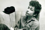 В начале 60-х Боб Дилан всерьез начал музыкальную карьеру. Он бросил университет в Миннесоте и переехал в Нью-Йорк. Дилан быстро прославился в узких кругах фолк-тусовки. На одном выступлении его заметил критик Роберт Шелтон, с его помощью певец заключил контракт с Columbia Records.
