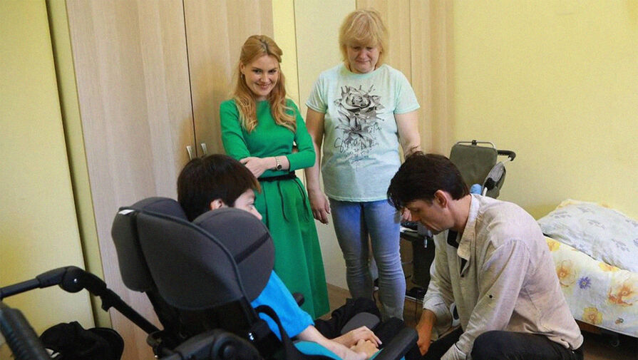 Эвакуированный из Мариуполя ребенок-инвалид получил специализированную коляску от Единой России