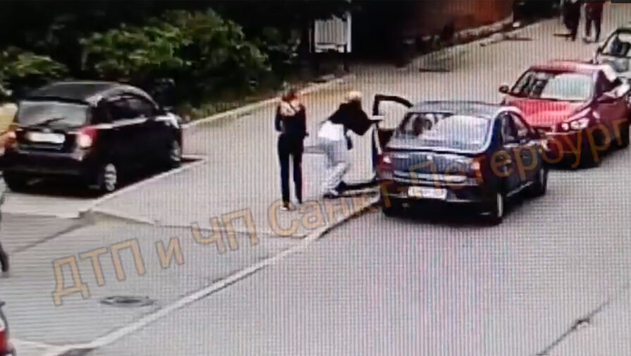 Две девушки в Петербурге протаранили самокатом припаркованный автомобиль