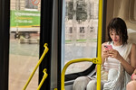 Девушка в автобусе во время дождя в Москве, 18 июля 2023 года