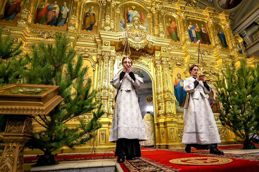 Священнослужители во время праздничного богослужения по&nbsp;случаю Рождества Христова в&nbsp;Христорождественском соборе Рязанского кремля, Рязань, 7&nbsp;января 2025&nbsp;года