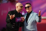 Ведущий Владимир Маркони и певец Александр Буйнов на церемонии вручения ХХ национальной телевизионной премии в области популярной музыки МУЗ-ТВ 2025. Легенда в Live Арене в Москве, 7 июня 2025 года