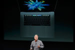 Во время презентации Apple MacBook Pro с сенсорной панелью