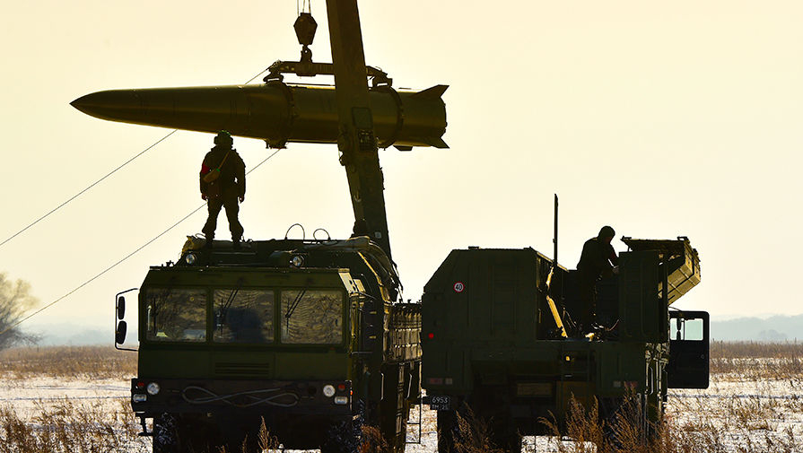 Расчеты оперативно-тактических ракетных комплексов «Искандер-М» на тренировочном полигоне в Уссурийске, ноябрь 2016 года