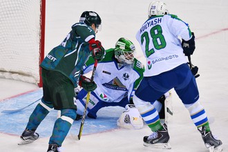 Хоккеисты «Ак Барса» и «Салавата Юлаева» в матче плей-офф Кубка Гагарина