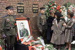 Родные и близкие у могилы Героя Советского Союза летчика-космонавта СССР Владимира Комарова во время похорон. 26 апреля 1967 года