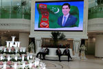 Экран с портретом президента Туркмении Гурбангулы Бердымухамедова в терминале аэропорта Ашхабада, 2016 год