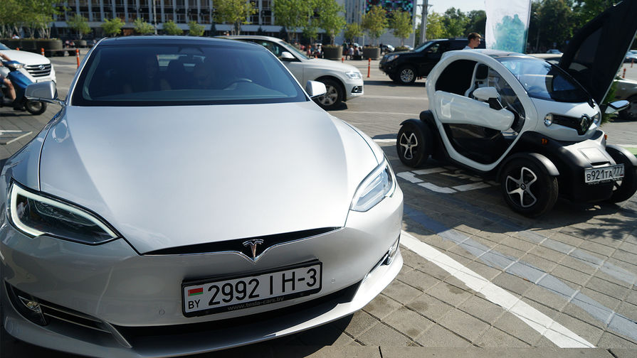 Электромобили Tesla S и Renault Twizy на открытии первой в Краснодарском крае парковки для электромобилей и станции быстрой зарядки, 25 июля 2017 года