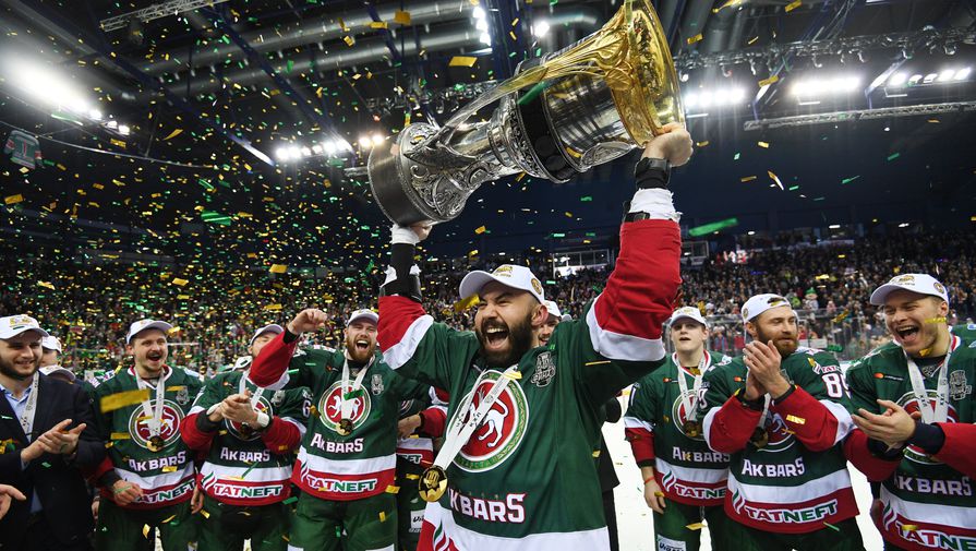 Хоккеисты «Ак Барса» празднуют победу в Кубке Гагарина