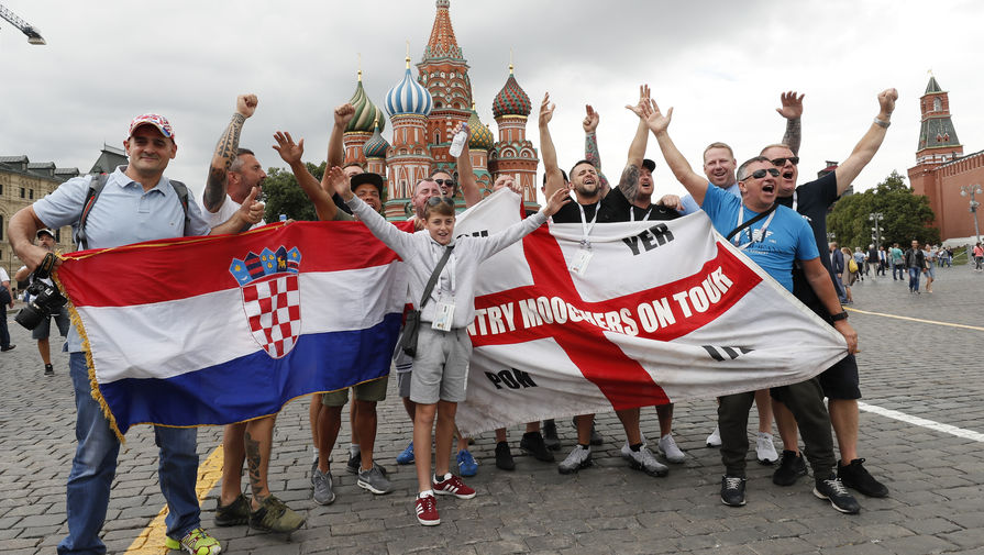 Болельщики сборной Англии и хорватские фанаты