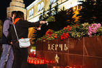 Цветы у мемориала Города-героя Керчь в Александровском саду, 17 октября 2018 года