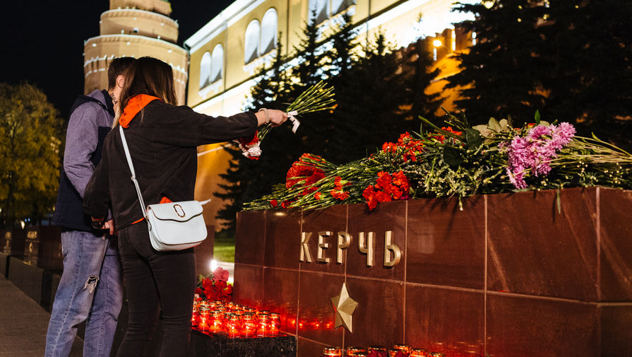 Цветы у мемориала Города-героя Керчь в Александровском саду, 17 октября 2018 года