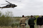 Президент США Дональд Трамп приветствует вертолет таможенно-пограничного контроля на границе США и Мексики 